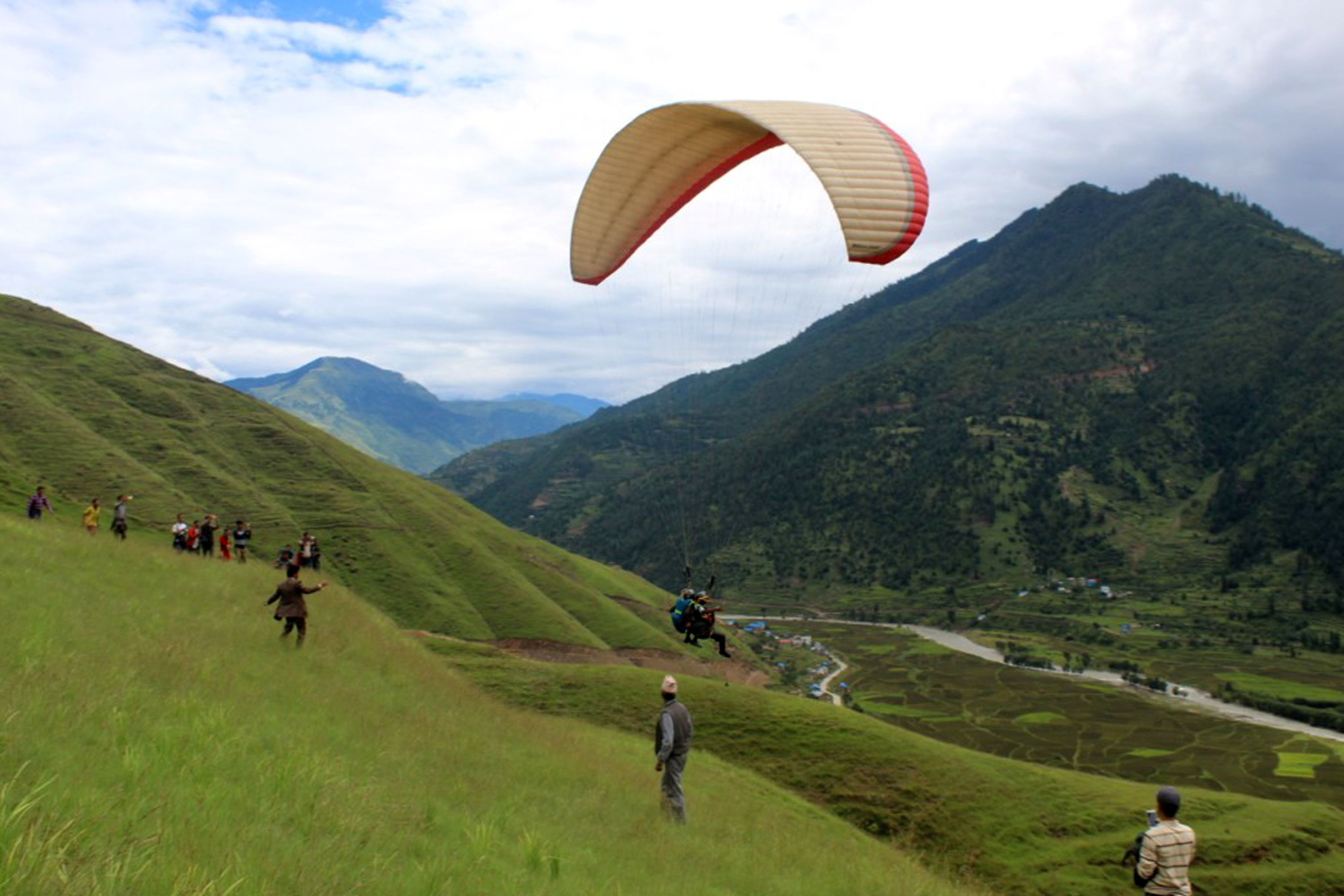 कोरोना कहरबीच शुरु भयो नियमित प्याराग्लाइडिङ